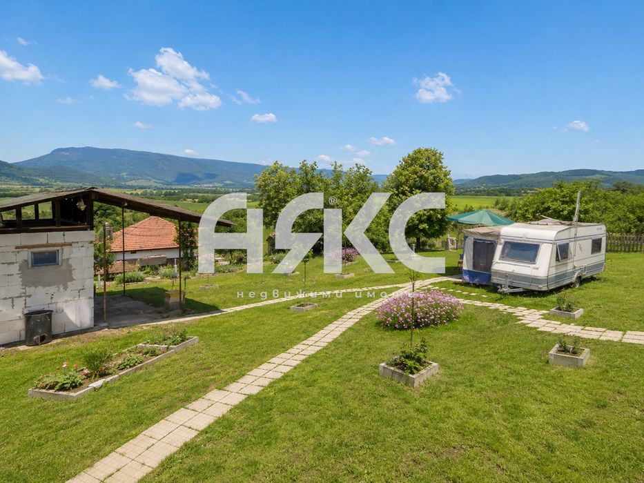Продаваме парцел 820 кв.м с виза за строеж, ток, вода и обзаведена ка