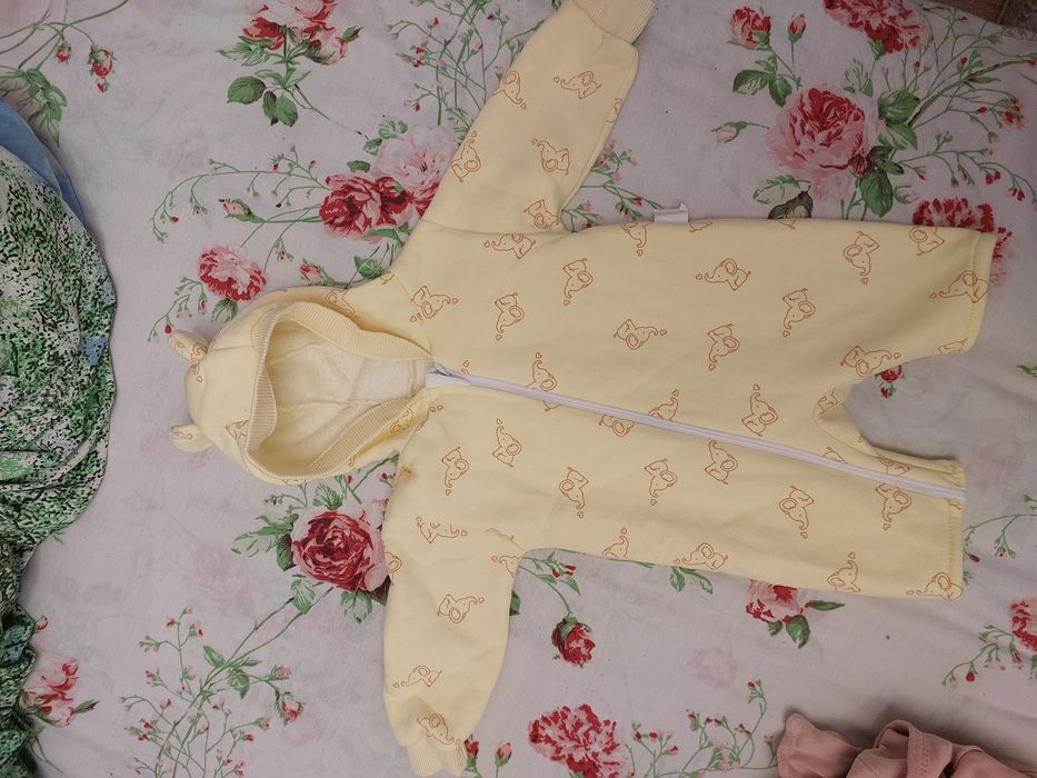 Детские вещи и комбинезоны