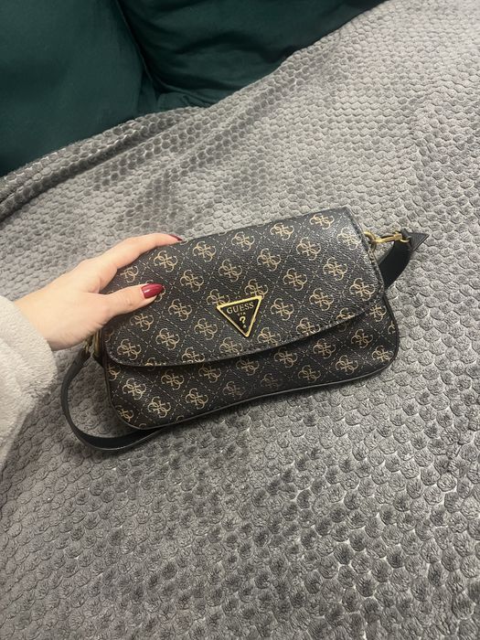 Черна малка чанта на Guess