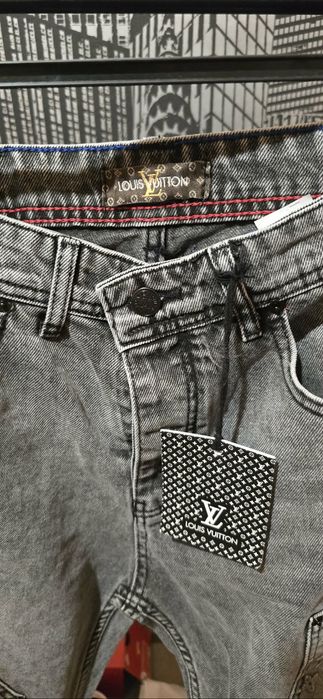 Blugi model nou.disponibil marimi.