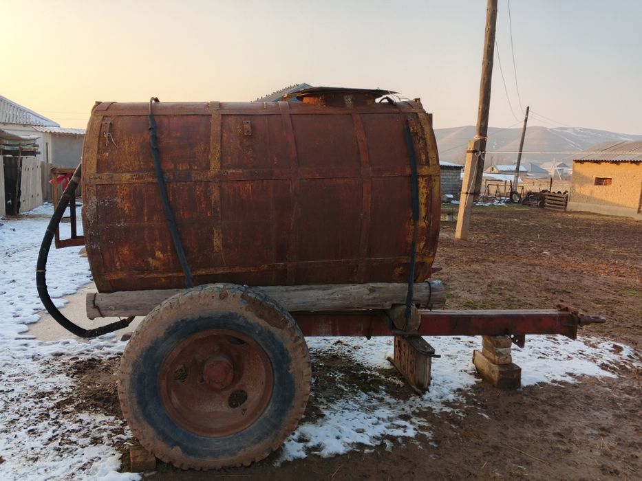 Водовоз 3тонна на ходу.