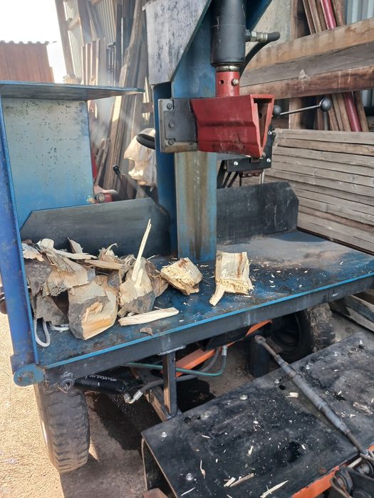 Продаётся дровакол.