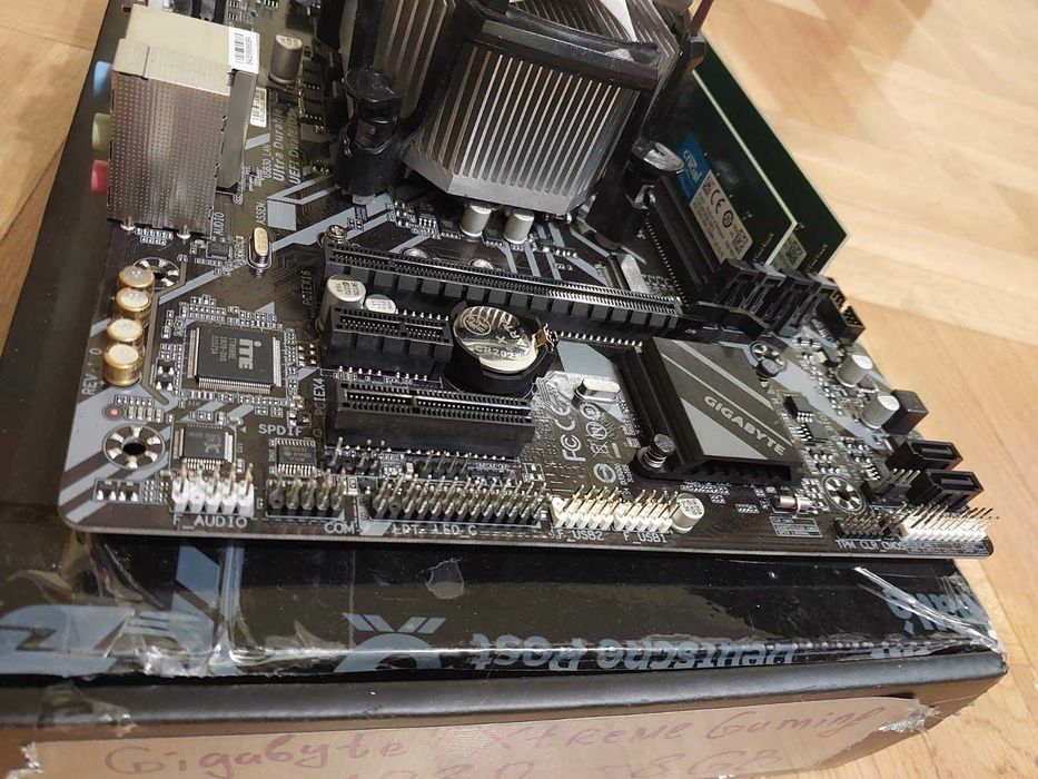Intel i7 8700 + Gigabyte B360M DS3H + 16GB 2666 Crucial + Arctic cooler