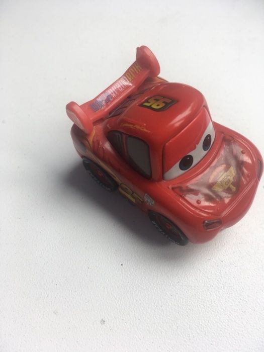 Игрушечная машинка для игры на планшете