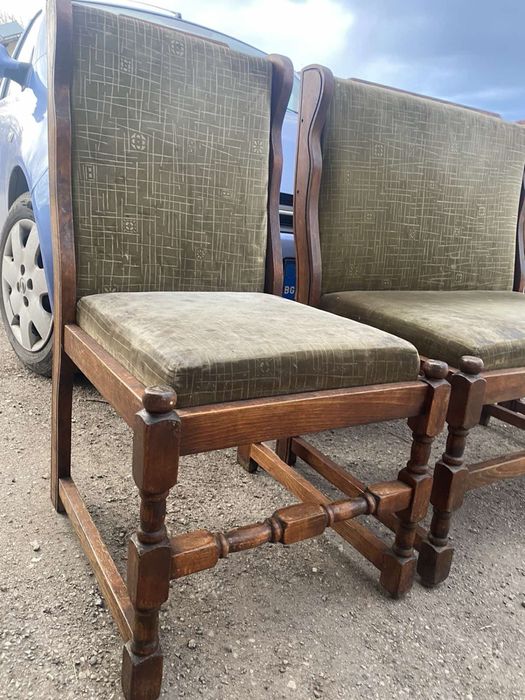 Два интерсни стола и една мялко диванче