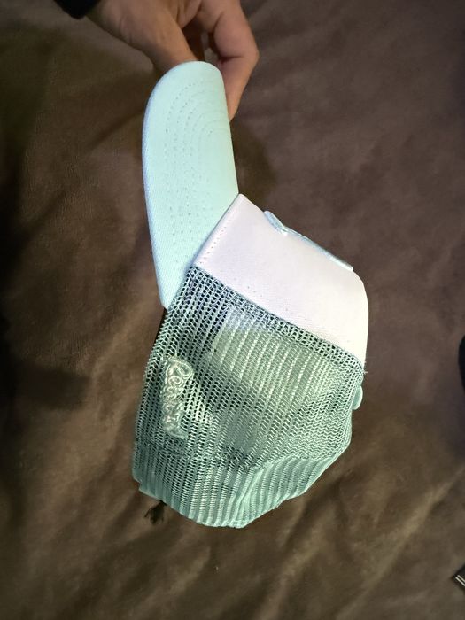 шапка с козирка Rewired 2.0 R Trucker в цвят Aqua/White.