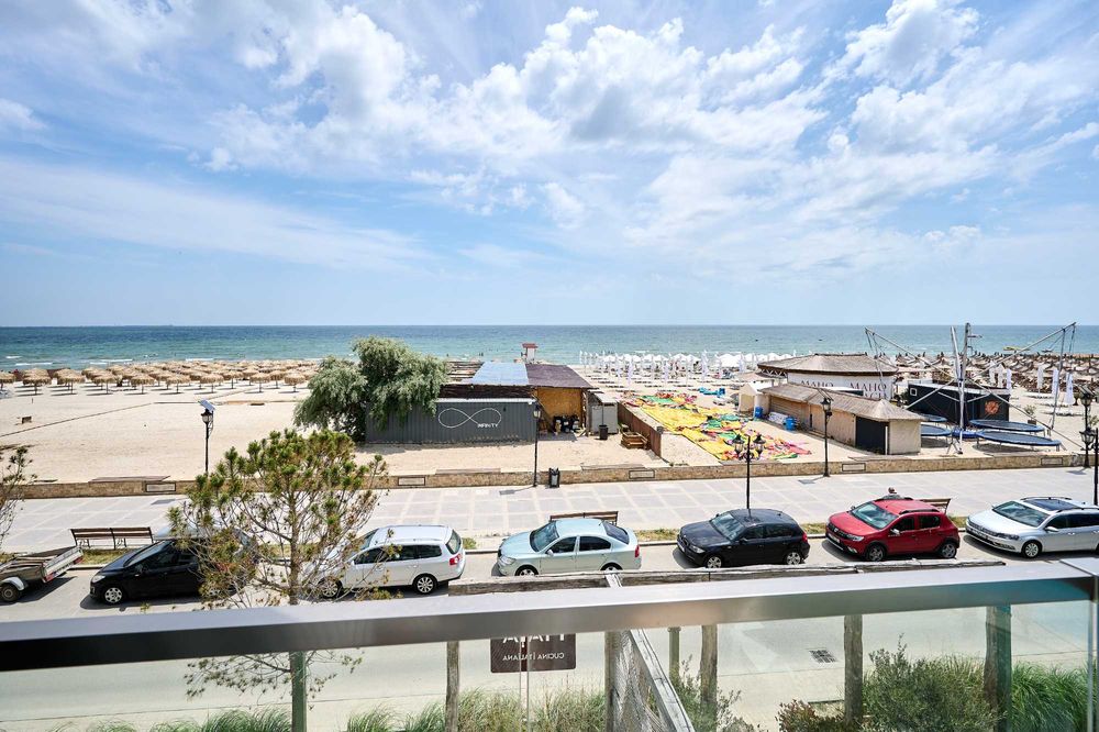 Ofer pentru inchiriere apartament 3 camere cu vedere frontala la mare