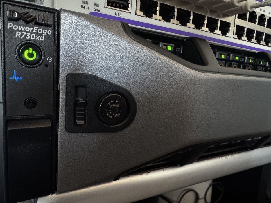 DELL R730XD 256G RAM, 24 x SAS DELL 600G, 1x Xeon E5-2630 v3, 8C/16, NVIDIA QUADRO P2200