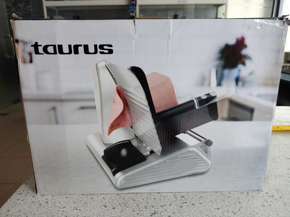 Машина за рязане на колбаси, хляб и други.