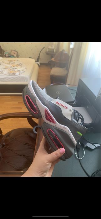 Женские серые кроссовки Balmain