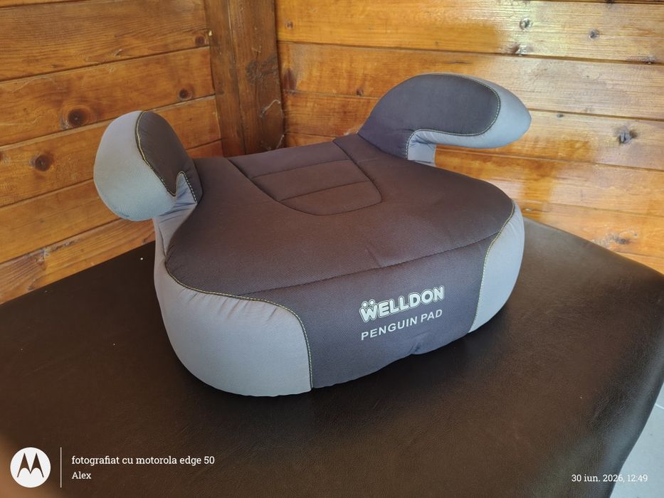 Vând înălțător auto (scaun booster) Welldon Penguin Pad, în stare excelentă, foarte puțin folosit și extrem de curat.