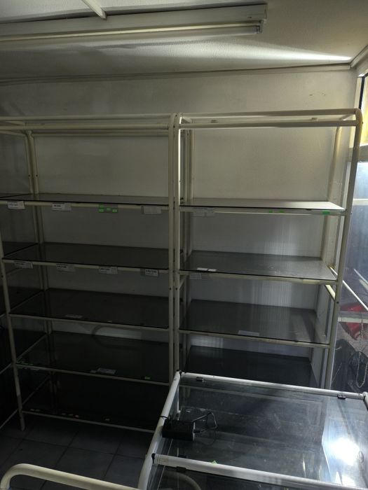 Стелажи и щанд маси за магазин