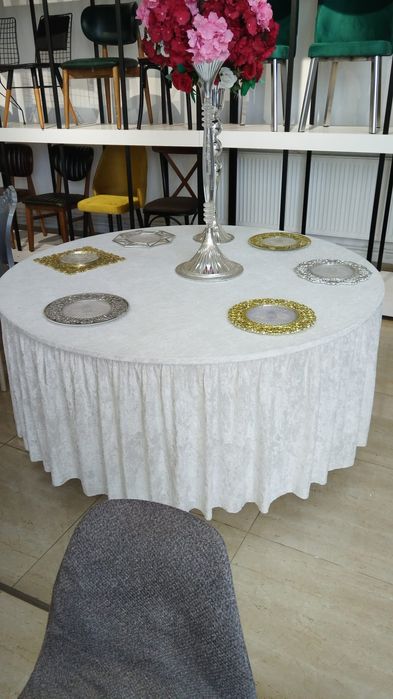 Masa rotunda și scaune nunta