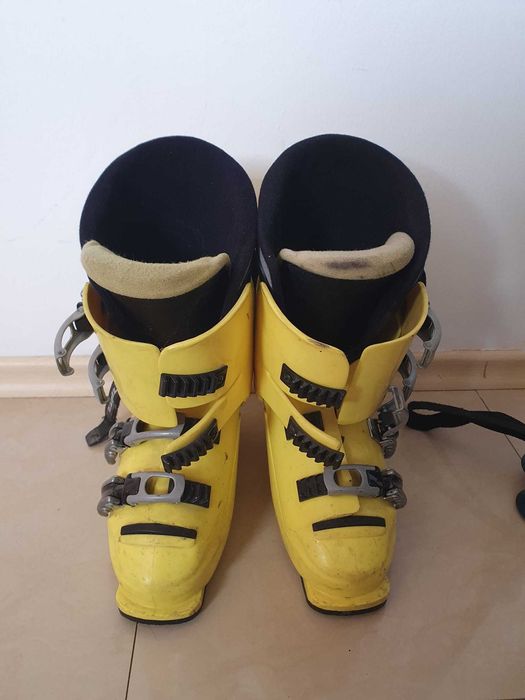 Vând schiuri Atomic 160 cm + Clăpari