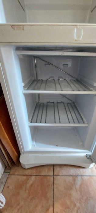 Frigider tip combină frigorifică INDESIT în stare de funcționare