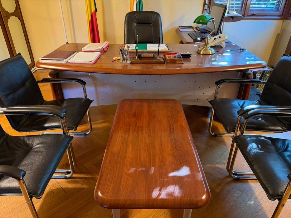 Set premium birou directorial complet din lemn, maro lucios, cu extensie, vitrină și 5 scaune – 11 piese, demontat