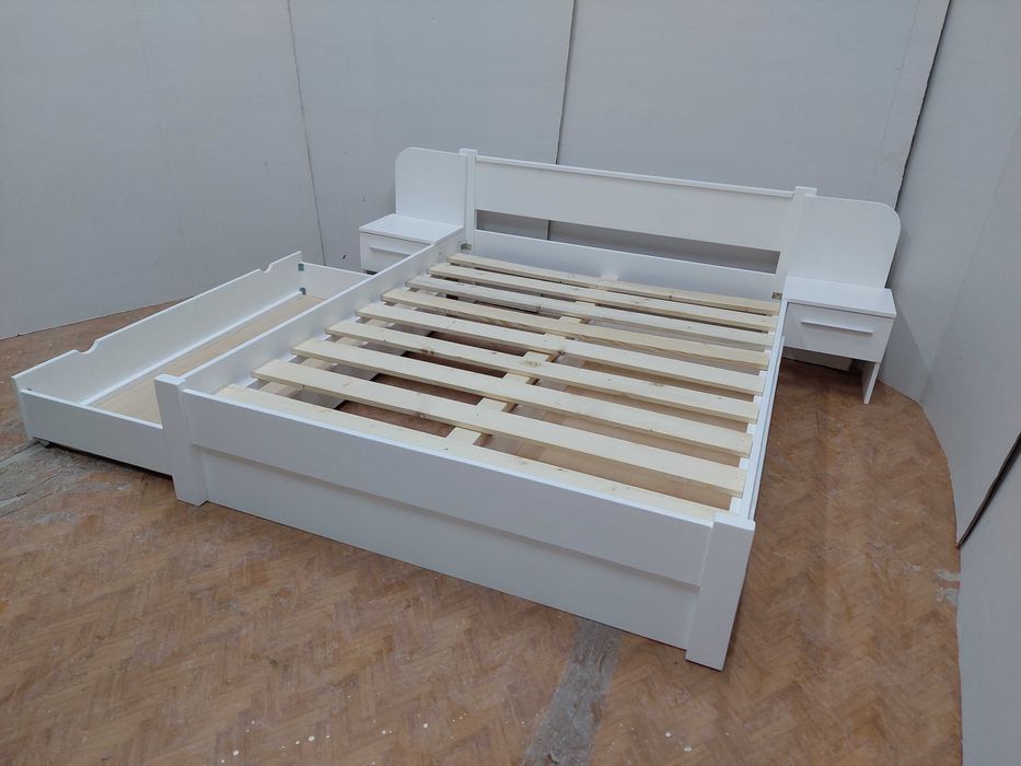 TRANSPORT GRATUIT.Pat matrimonial din lemn masiv.Cod 207B