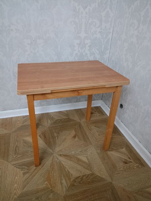 Продам стол 80*58 увеличить можно 123*58