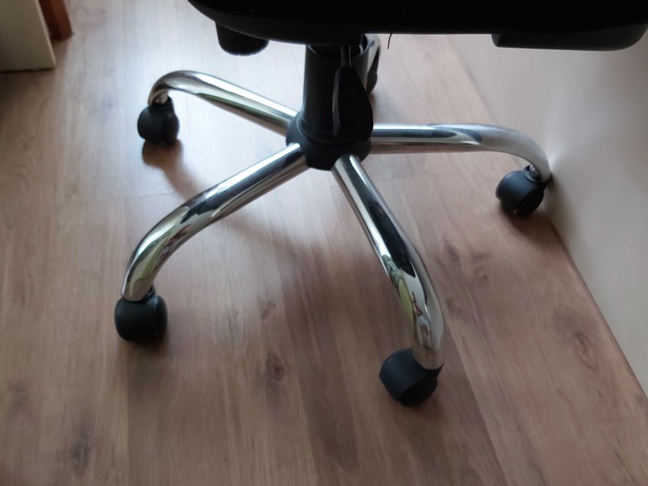 продавам стол Prestige от серията CARMEN-удобен,функционален,въртящ се