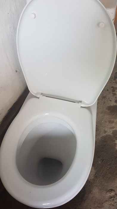 Продаю унитаз в  комплекте.