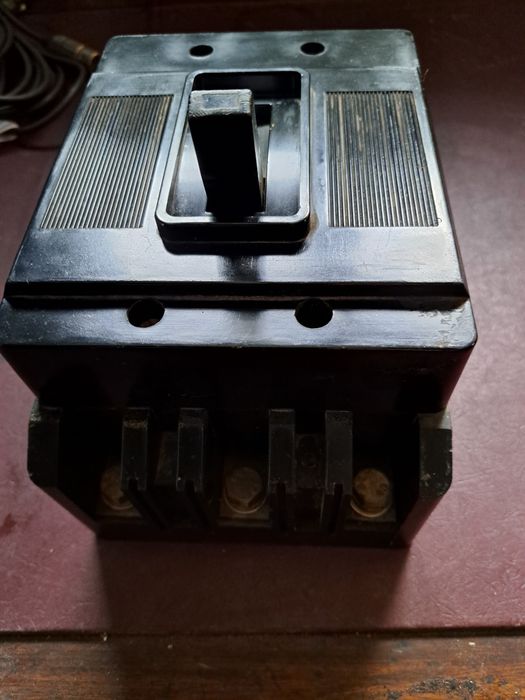 Трифазен шалтер.