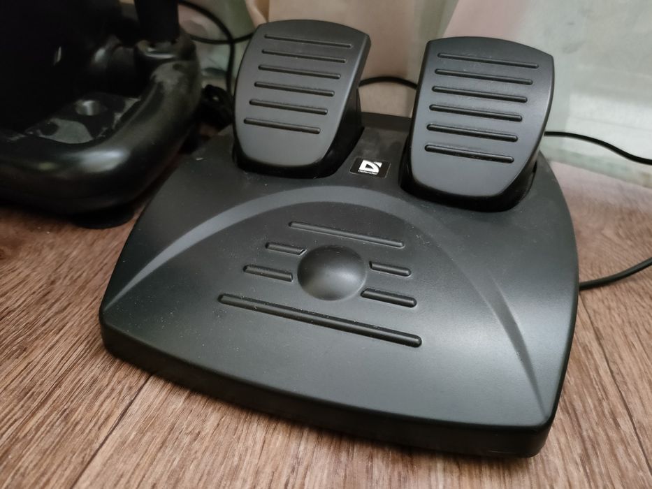 Игровой руль с педалями