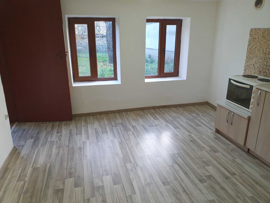 с.Енина самостоятелна къща на 2 етажа, двор 500 кв.м.