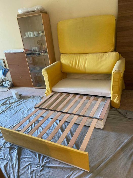 Жълт разтегателен диван от IKEA