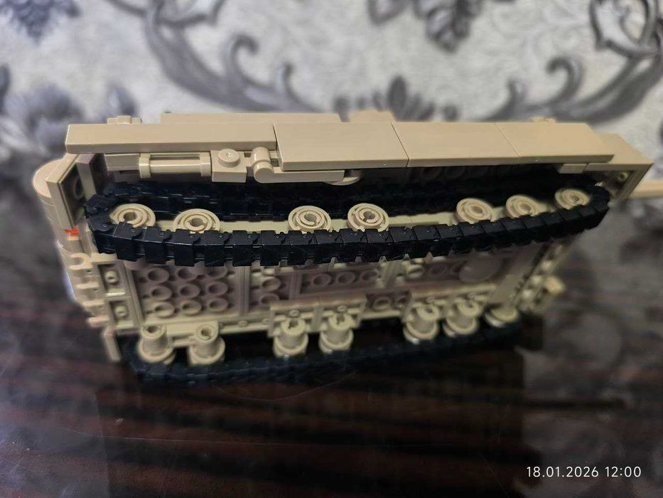 Собранный Лего танк Т-72