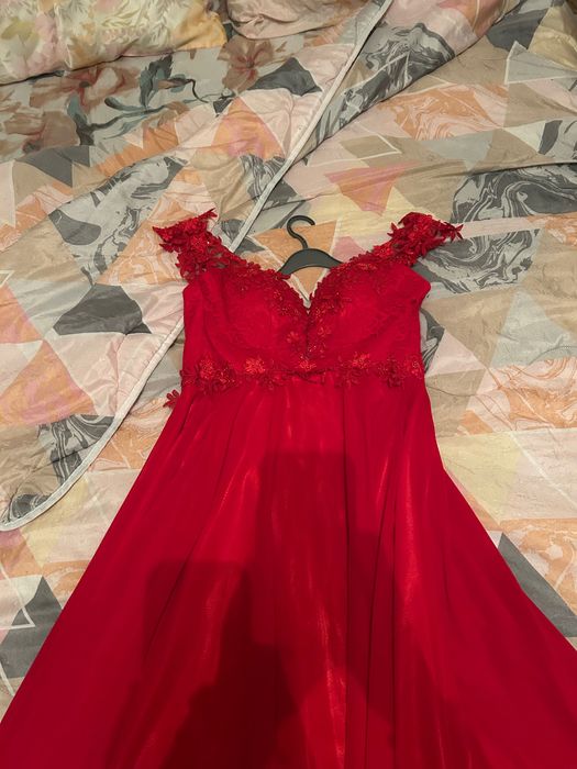 Червена бална рокля