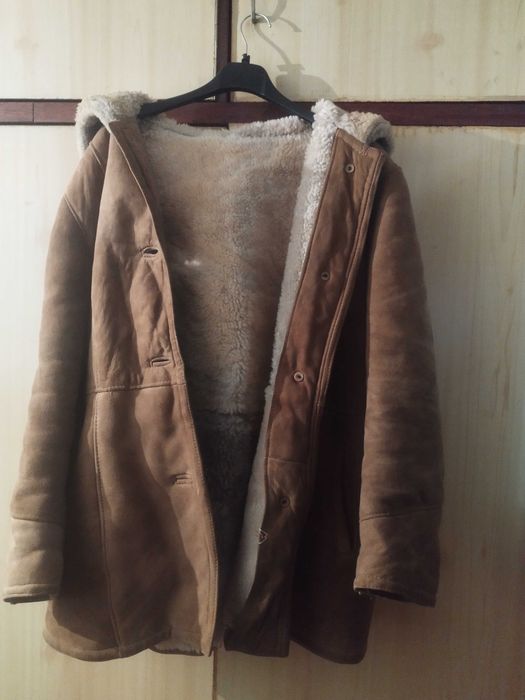 Дамски кожух,много запазен, от овчи кожи.