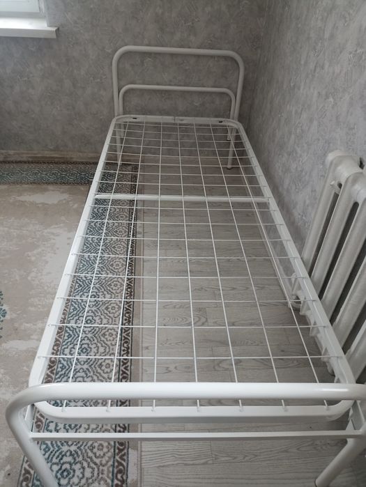 кровать с матрасом