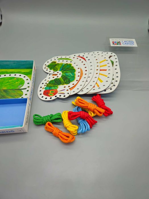 Комплект за нанизване Hungry Caterpillar(10 лейсинг карти + 10 връзки)