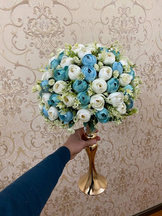 Suniy gullar shohona stol uchun