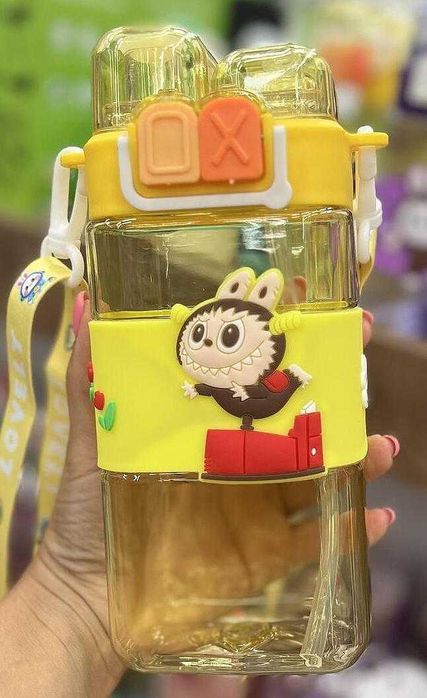 Детска бутилка Labubu 600 мл Лабубу шише регулируема презрамка