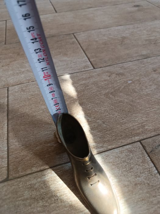 Бронзов пепелик обувка