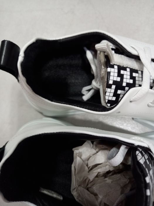 Чисто нови мъжки спортни обувки от естествена кожа.