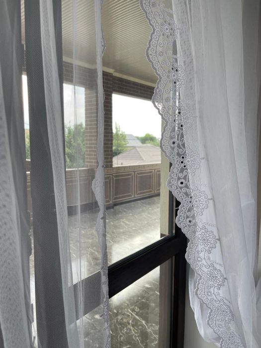 Тюль для окна у лестницы