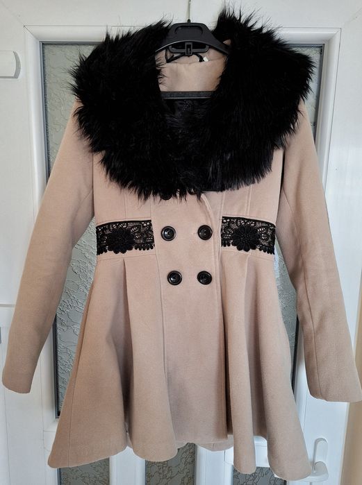 Palton crem elegant scurt in clos cu guler din blana artifici