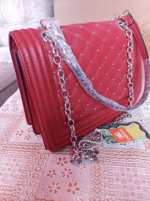 Нова тъмно червена чанта