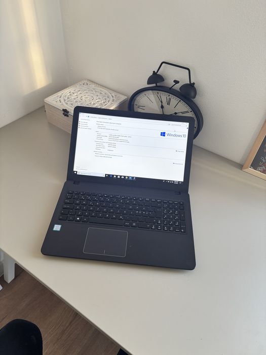 Asus 15.. Procesor i5-8th Gen. SSD 256 gb. 8gb ram ddr4