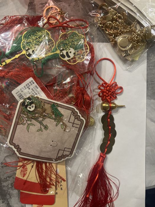 Брелки на подарок разные