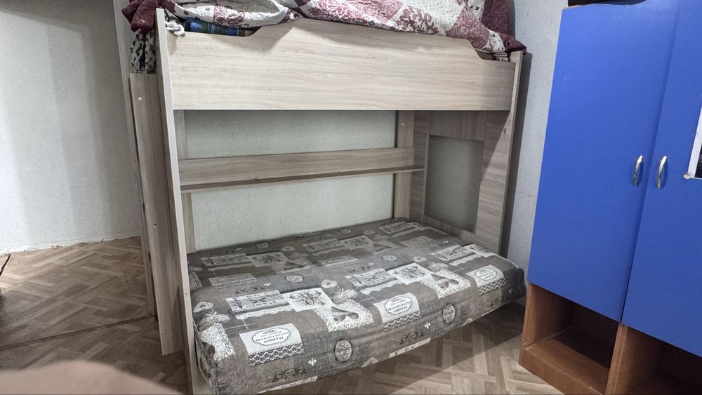 Продаю кровать двухэтажную срочно