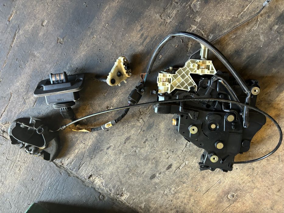 Брава за плъзгащи врати за VW Кади 05-09г