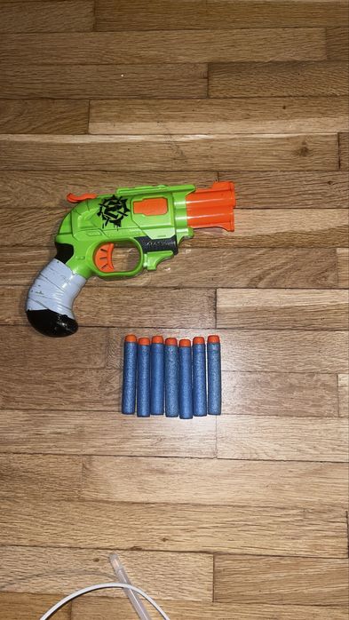 Продавам бластер Nerf Zombie Strike Hammershot + 7 патрона