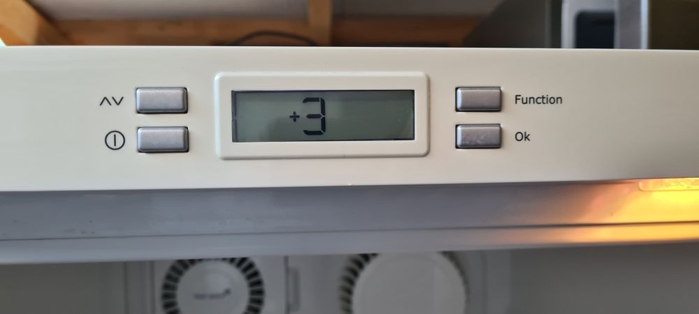 Хладилник с вентилатор Electrolux ERE38400W  180см А+