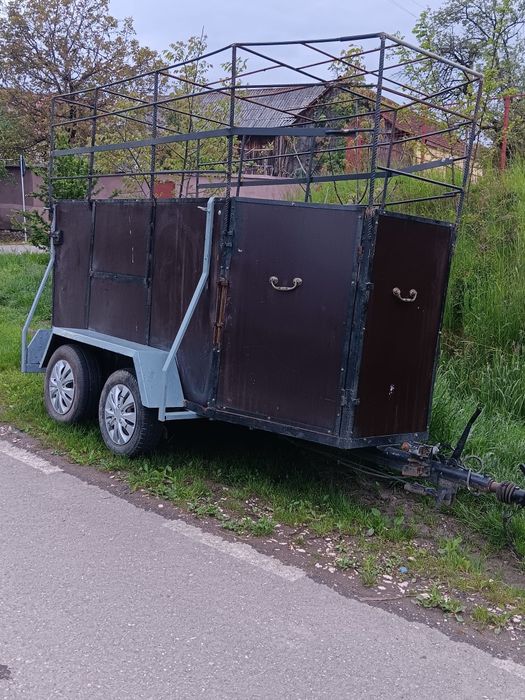 Vând remorca de animale
