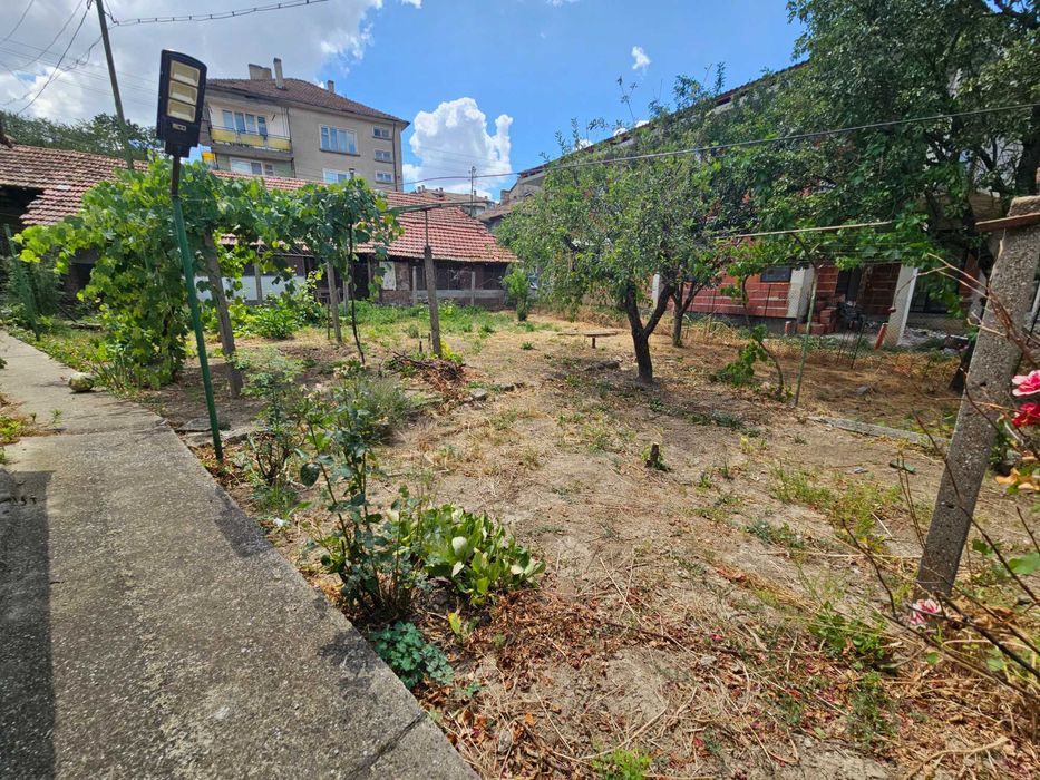 1840-Продава се едноетажна полумасивна къща с гараж в кв. "Оборище"!