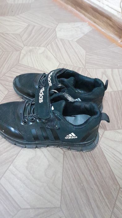 Обувь  детская  цена 10 000 за все.