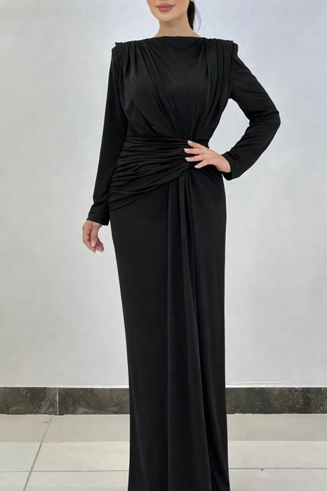 Красивое платье, в черном цвете , подчеркивает фигуру , длина макси ,